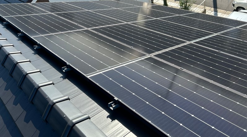 船橋市 瓦屋根への太陽光発電6.08kW・蓄電池12.7kWh新規設置工事｜電気代削減と停電対策を実現の施工写真