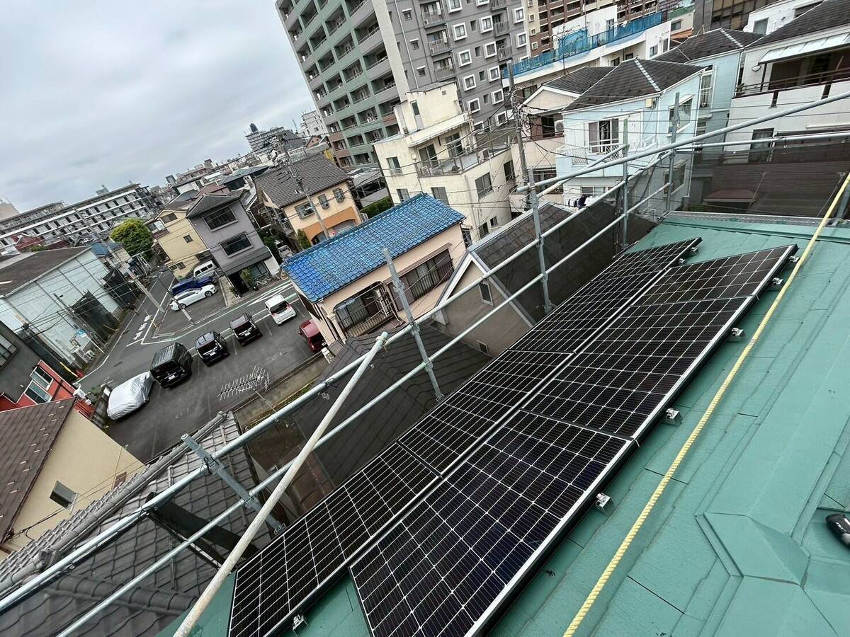 屋根面に太陽光パネルを設置した戸建て住宅の施工写真