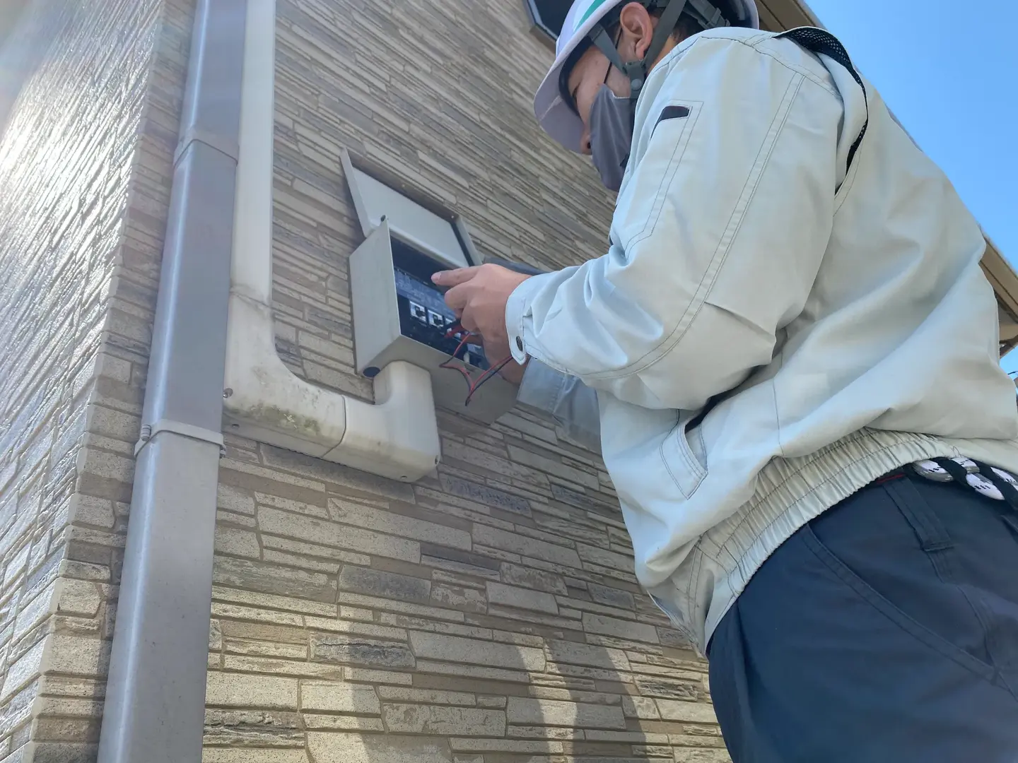 二和パワーテックによる太陽光発電設備の定期点検風景