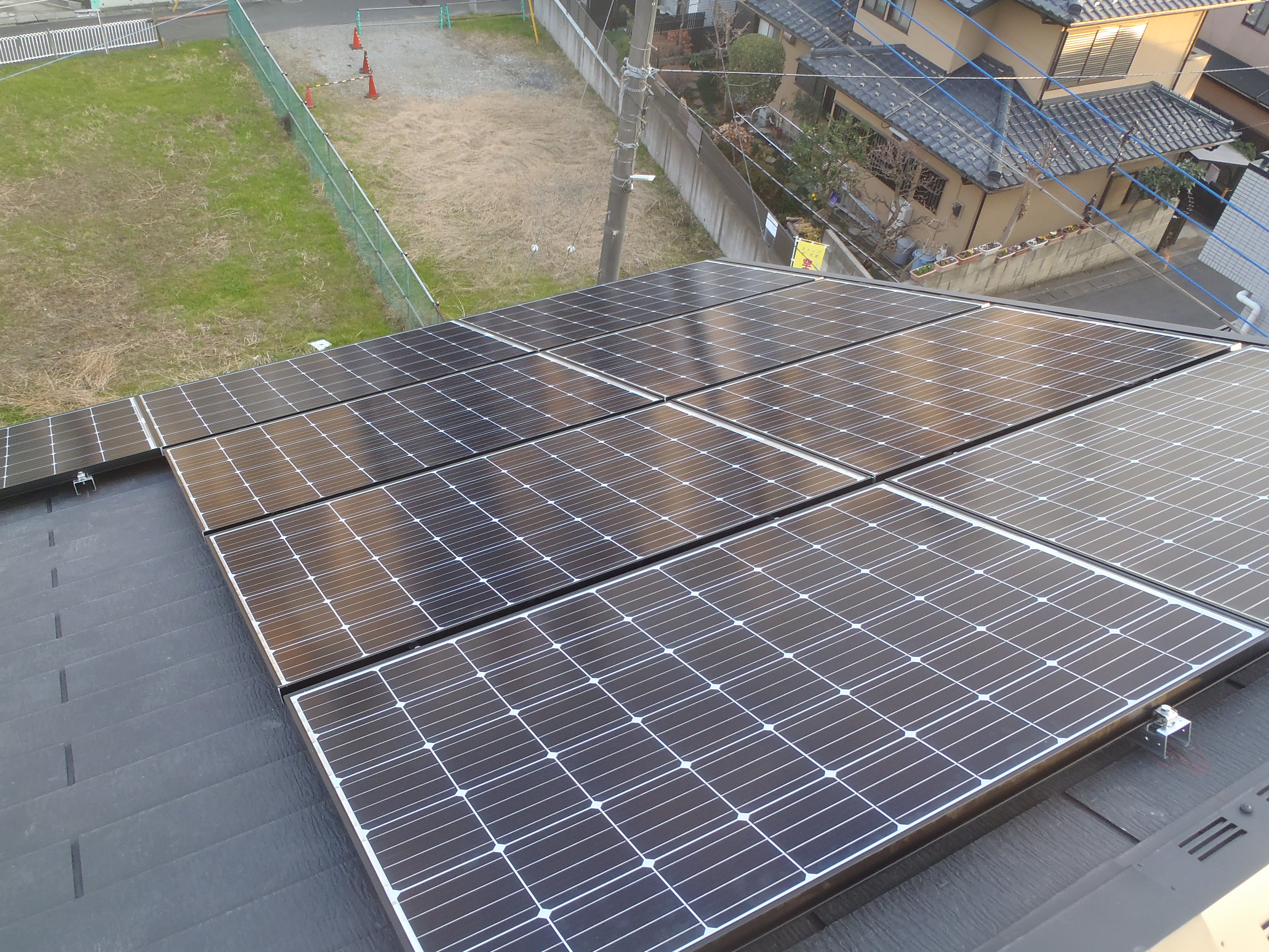 鎌ケ谷市 戸建て住宅への太陽光発電4.2kW・蓄電池9.8kWh設置工事の施工写真