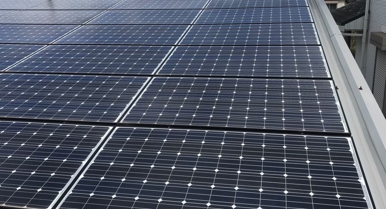 印西市 金属屋根への太陽光発電5.83kW・蓄電池12.7kWh設置工事|自家消費率向上と停電対策を実現の施工写真