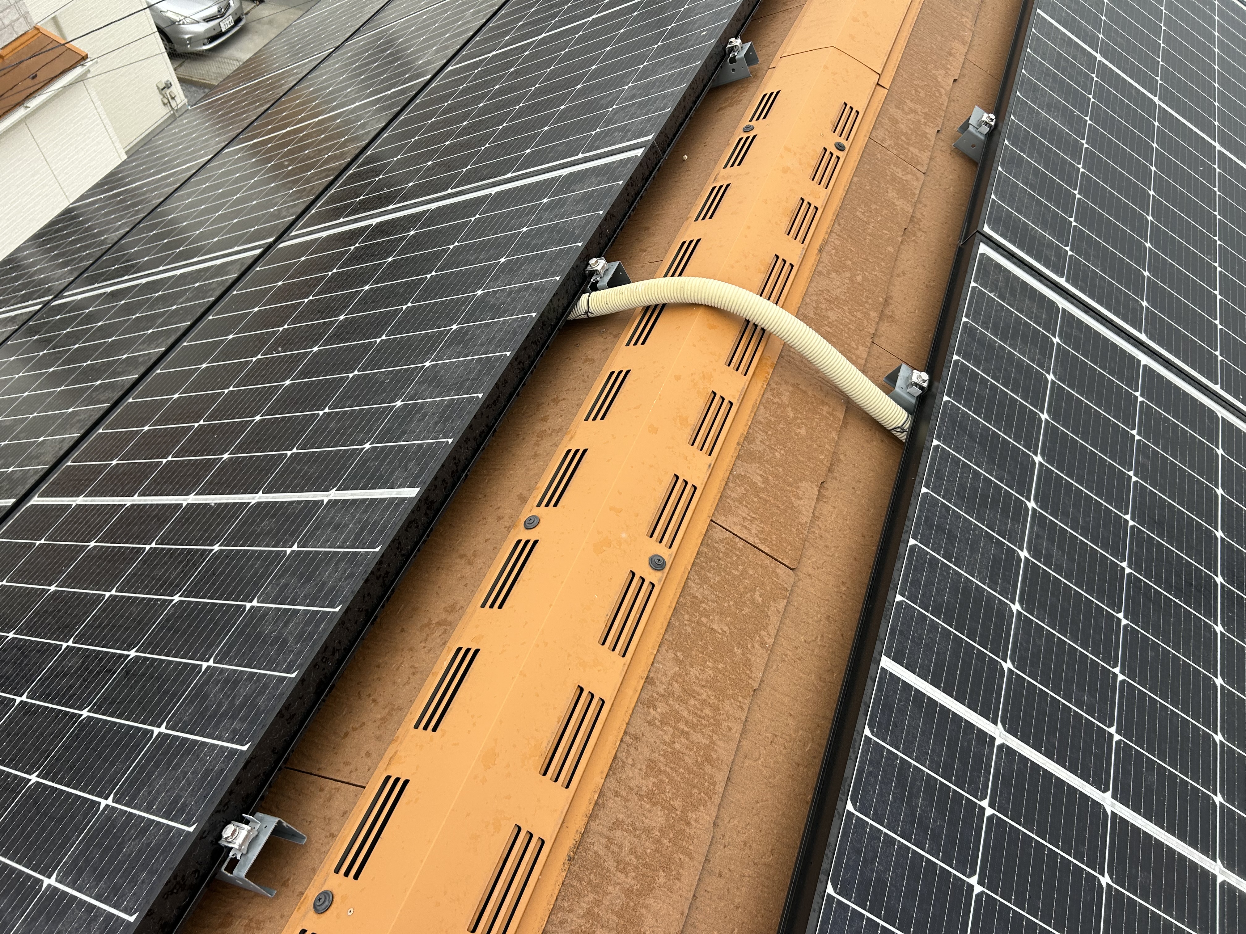 白井市 屋根全面を活用した太陽光発電システム7.1kW設置工事|高出力・大容量発電プランの施工写真
