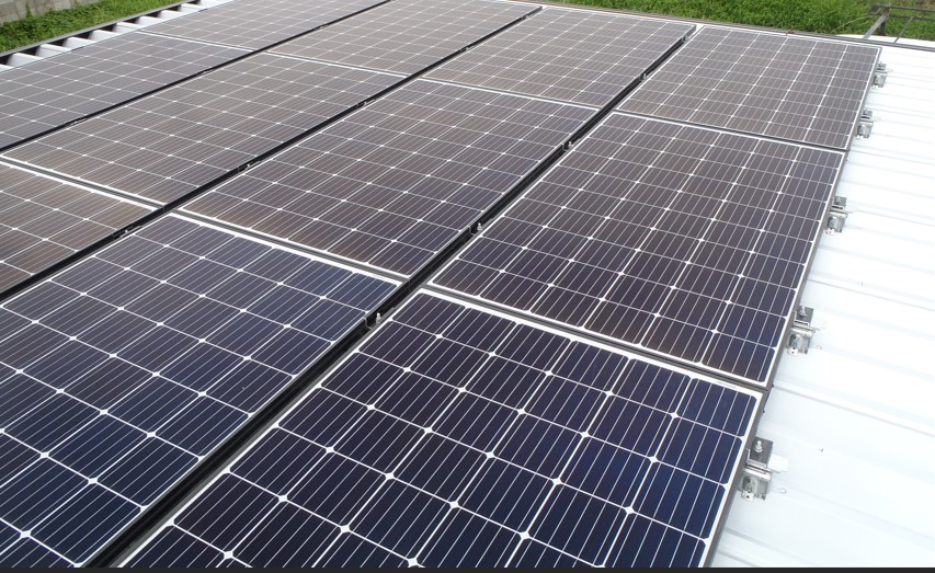 印西市 折板屋根への太陽光発電システム8.5kW設置工事|高出力・大容量発電プランの施工写真
