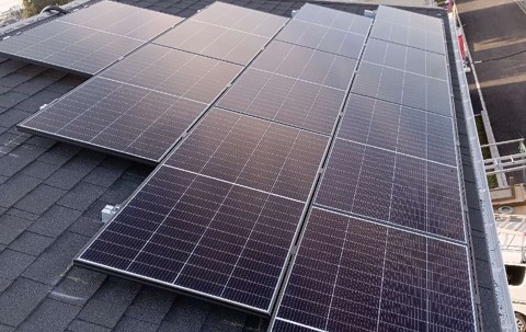 市川市 屋根全面を活用した太陽光発電システム6.4kW設置工事|発電量とデザイン性を両立の施工写真