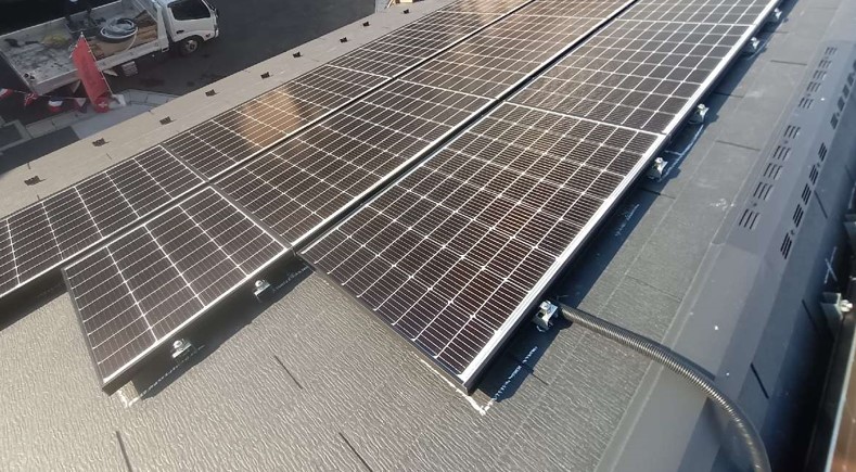 鎌ケ谷市 戸建て住宅への太陽光発電システム5.1kW設置工事|発電効率とデザイン性を両立の施工写真