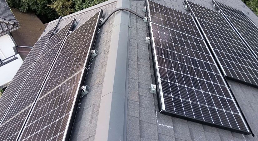 鎌ケ谷市 寄棟屋根への太陽光発電システム6.2kW設置工事|複数面活用による高効率発電の施工写真