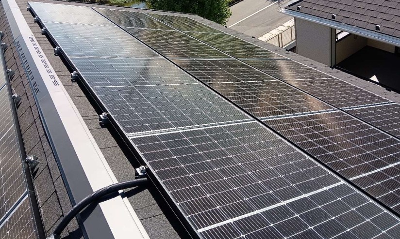 松戸市 屋根全面を活用した太陽光発電施工|発電量を最大化した高効率システムの施工写真