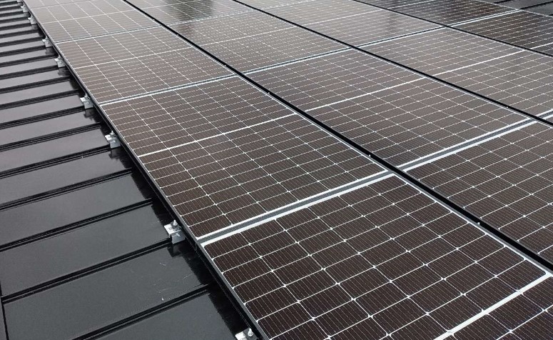 白井市 戸建て住宅への太陽光発電システム設置工事|広い屋根を活かした高効率発電の施工写真