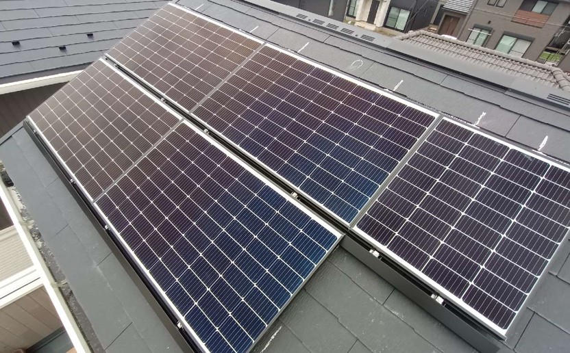鎌ケ谷市 寄棟屋根への太陽光発電施工|安定した発電量を実現する最適配置の施工写真
