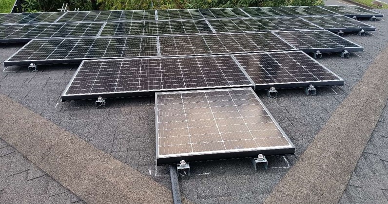 松戸市 寄棟屋根への太陽光発電施工|複数面を活用した高効率発電システムの施工写真