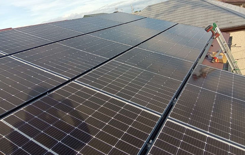 船橋市 屋根全面を活用した大容量太陽光発電システム施工|発電量を最大化する高出力プランの施工写真