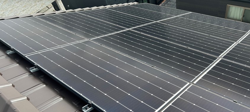 鎌ケ谷市 瓦屋根への太陽光発電6.08kW・蓄電池19.9kWh設置工事|大容量蓄電池で災害対策を強化の施工写真