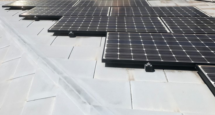 市川市 金属屋根への太陽光発電4.37kW・蓄電池12.7kWh設置工事|光熱費削減と防災対策を実現の施工写真